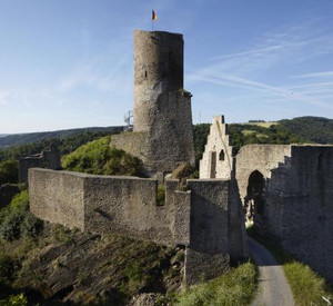 Burgruine mit rundem Turm und Mauern