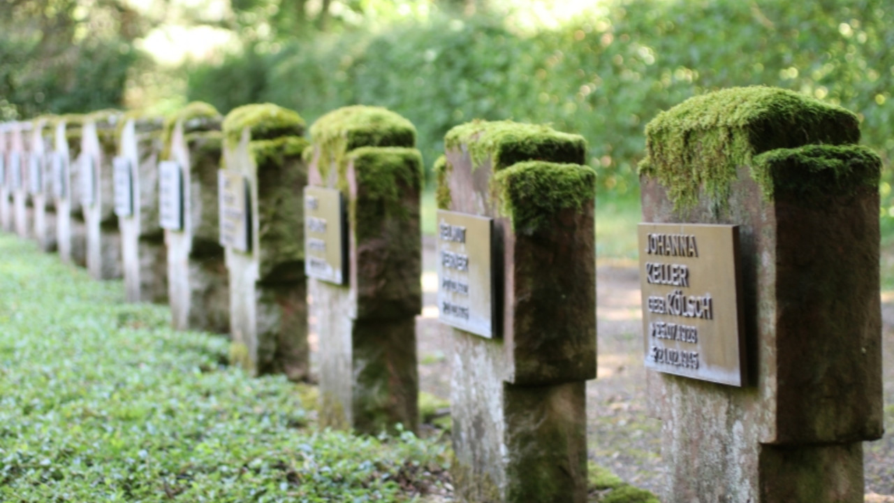 Worms, Hauptfriedhof, Hocheimer Höhe, Grabsteine ziviler Bombenopfer und gefallener deutscher Soldaten des Zweiten Weltkrieges © Katharina Kreuzarek, GDKE, Landesdenkmalpflege