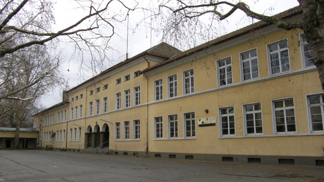 Neutorschule, Hauptbau mit Schulhof © Jutta Hundhausen, GDKE, Landesdenkmalpflege