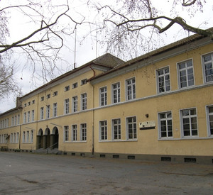Neutorschule, Hauptbau mit Schulhof © Jutta Hundhausen, GDKE, Landesdenkmalpflege