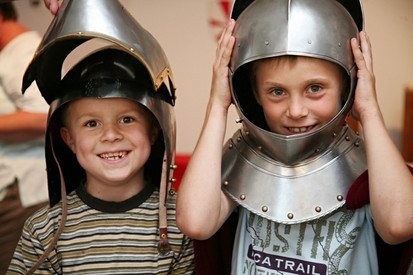 Zwei Jungen, die Ritterhelme tragen