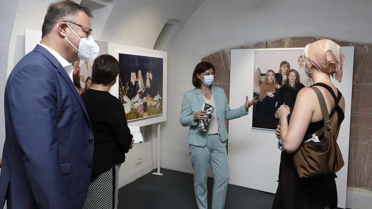 Staatssekretärin Nicole Steingaß beim Besuch der Ausstellung. Foto: GDKE Rheinland-Pfalz / Pfeuffer