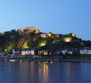 Blick über den Rhein auf Festung und Stadtteil Ehrenbreitstein in der Dämmerung