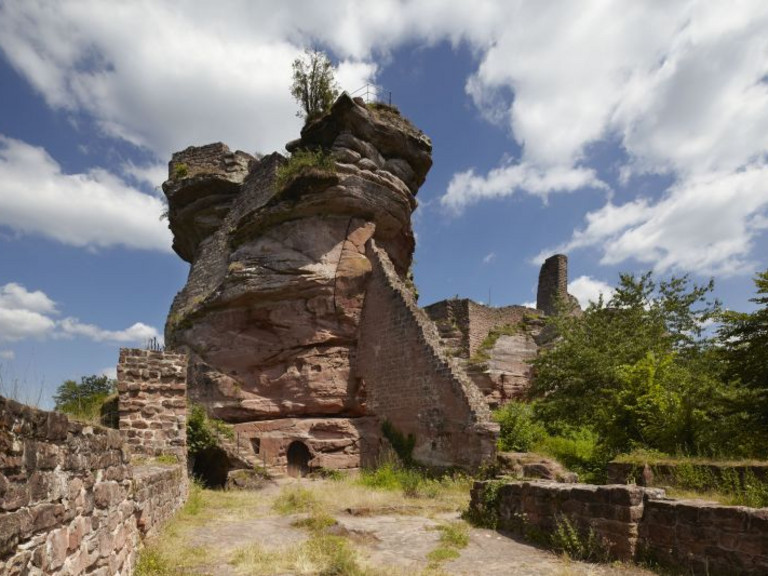 Führung im historischen Gewand auf dem sagenreichen Burgenmassiv Alt-Dahn.