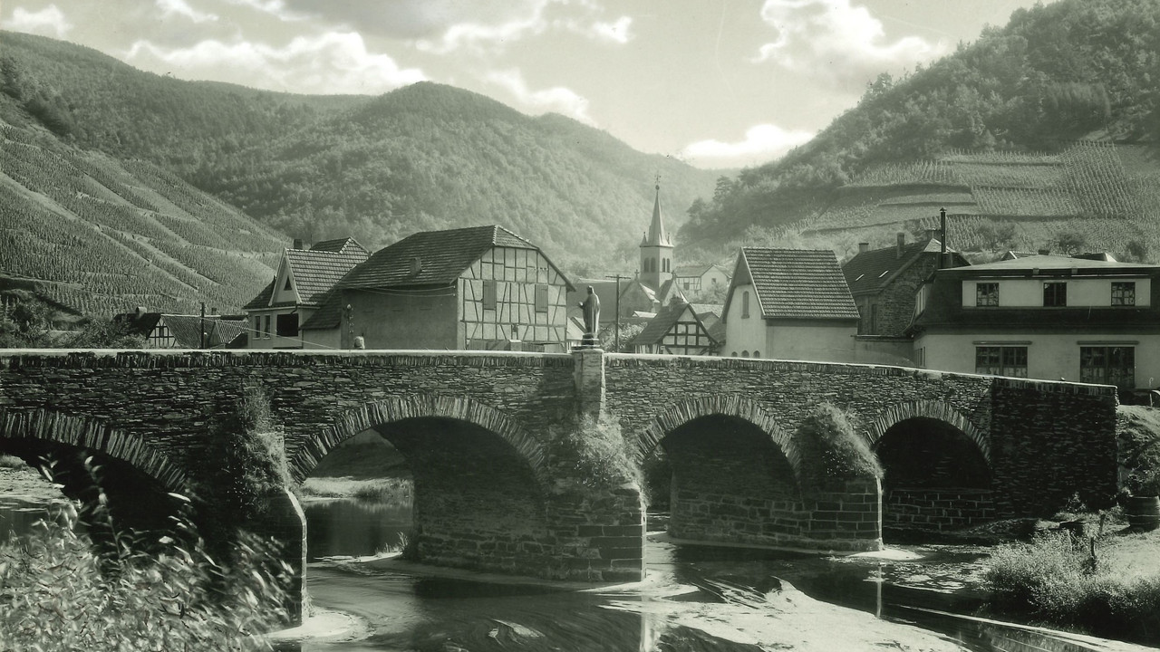 Rech (Kreis-Ahrweiler), historische Brücke, Foto um 1950 © Fotoarchiv, GDKE, Landesdenkmalpflege