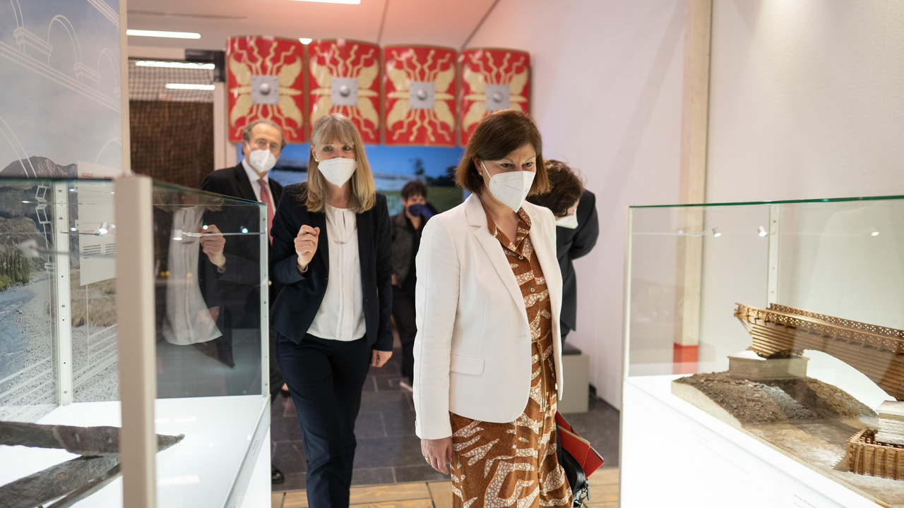 Staatssekretärin Nicole Steingaß beim Besuch der Ausstellung im Landesmuseum Mainz. Foto: GDKE / Stephan Dinges