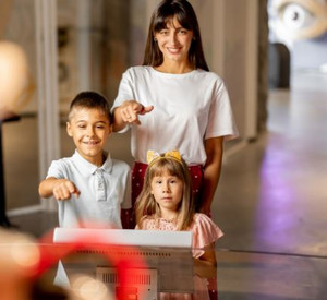 Familie im Museum