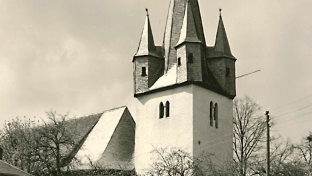 Der Kirchturm von Hennweiler vor dem Rückbau des kleinen Anbaus am Fuß des Turmes © GDKE, Landesdenkmalpflege, Fotoarchiv 
