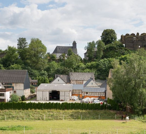 Dill, Ansicht auf das Dorf mit der Burg im Hintergrund © GDKE, Landesdenkmalpflege, Felix Tauber