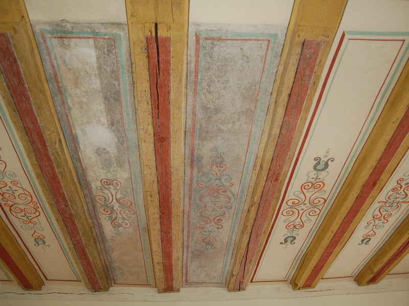Alte Deckenwand mit noch erhaltenen Bemalungen 