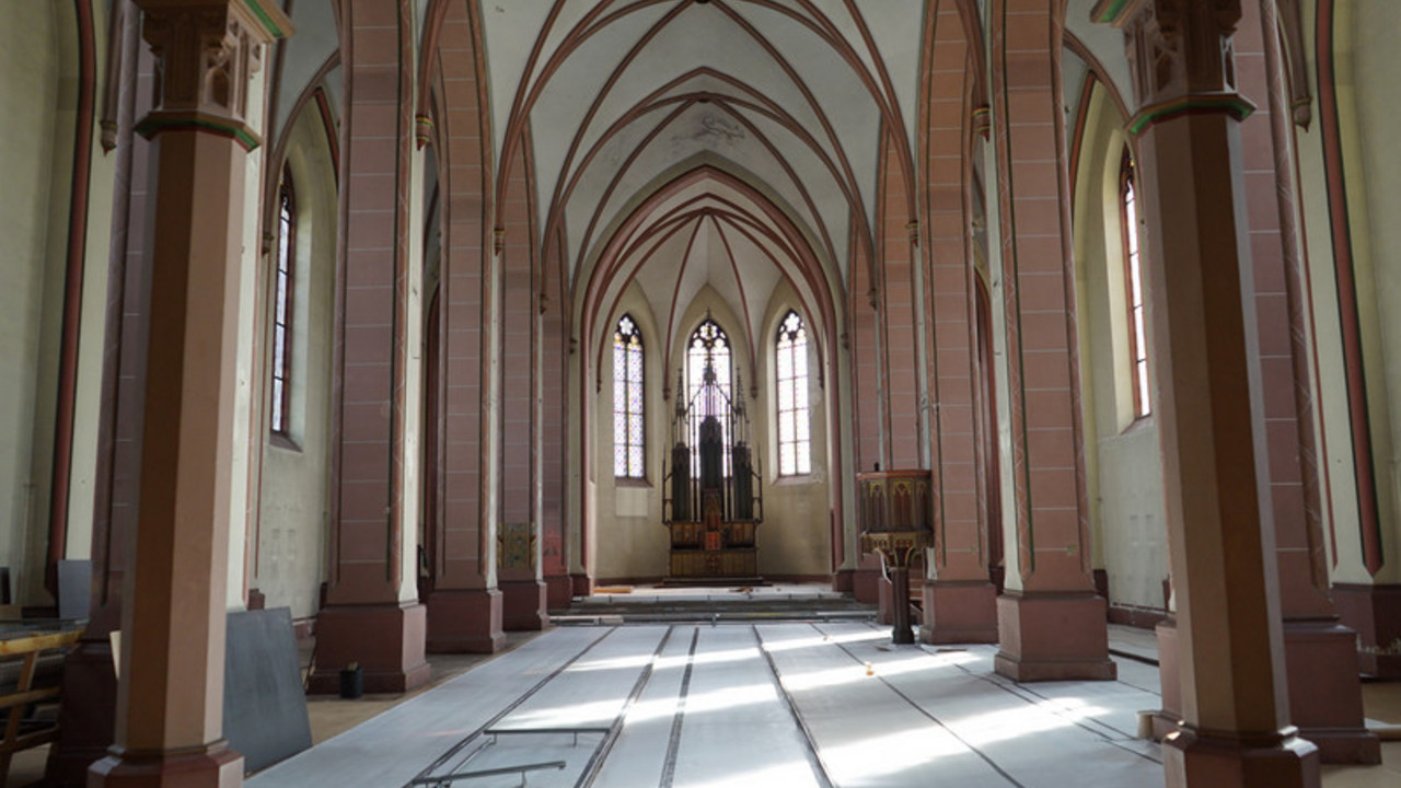 Blick durch das Kirchenschiff während der Sanierungsarbeiten © Alfred Lenz, Nentershausen 