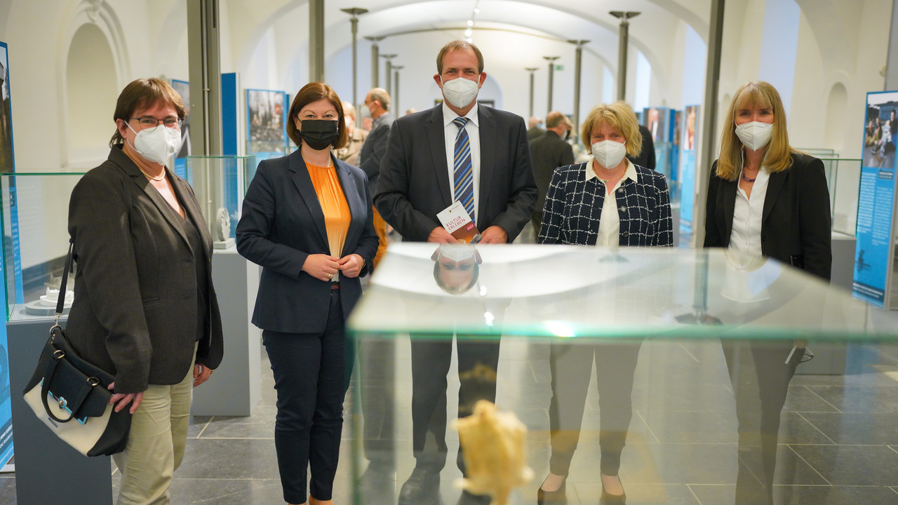 v.l.n.r. Dr. Heike Otto (Generaldirektorin Kulturelles Erbe), Staatssekretärin Nicole Steingaß, Frank Frühauf (Oberbürgermeister Idar-Oberstein), Dr. Angela Kaiser-Lahme (Direktorin Burgen Schlösser Altertümer), Dr. Birgit Heide (Direktorin Landesmuseum Mainz).