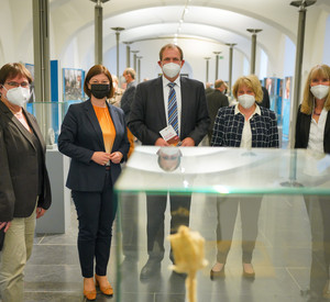 v.l.n.r. Dr. Heike Otto (Generaldirektorin Kulturelles Erbe), Staatssekretärin Nicole Steingaß, Frank Frühauf (Oberbürgermeister Idar-Oberstein), Dr. Angela Kaiser-Lahme (Direktorin Burgen Schlösser Altertümer), Dr. Birgit Heide (Direktorin Landesmuseum Mainz).