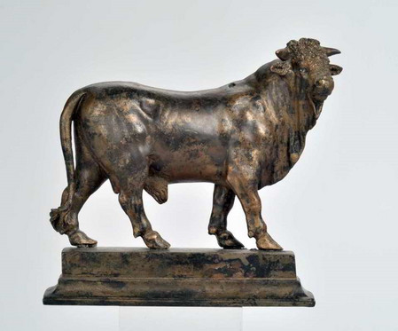 Kleiner Stier aus Bronze, der auf einem Sockel steht