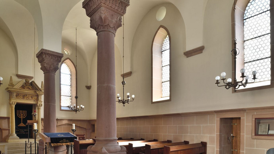 Innenraum der Synagoge in Worms mit Säulen und Gewölbe