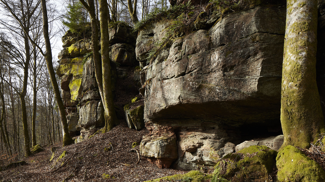 Felswände, die zu einer Burgruine gehören