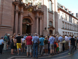 Eine Menschengruppe vor der Augustinerkirche in Mainz