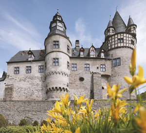 Schloss Bürresheim mit Blumen im Vordergrund