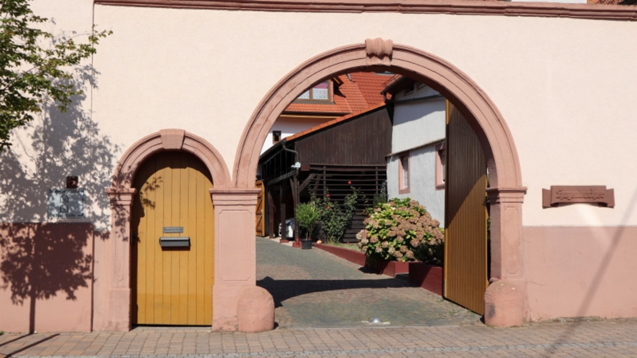 Kirrweiler, Hauptstraße 6, Torbogen mit Nebenpforte © Lucy Liebe, GDKE, Landesdenkmalpflege