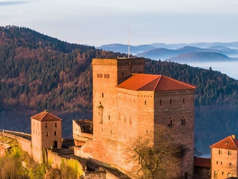 Salier, Staufer, Romantiker und Nationalsozialisten - Die Geschichte der Burg Trifels vom Mittelalter bis ins 20. Jahrhundert.