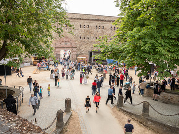 Mehrere Menschen spazieren über das Festungsgelände