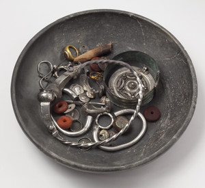 Schale mit antiken archäologischen Gegenständen