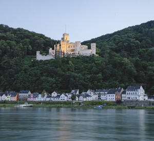 Schloss Stolzenfels in der Abenddämmerung