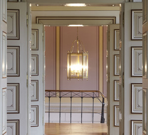 Blick durch mehrere Türen und Räume in der Schloss Villa Ludwigshöhe