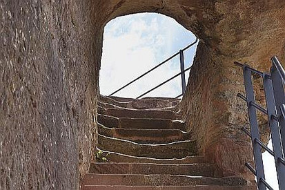 Treppenaufgang einer alten Steintreppe mit unebenen Stufen