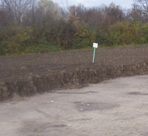 Nach Abziehen des Mutterbodens werden auf der Pipelinetrasse Gräben und Gruben sichtbar 