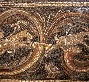 Römisches Mosaik auf dem eine Raubkatze ein Gazelle jagt