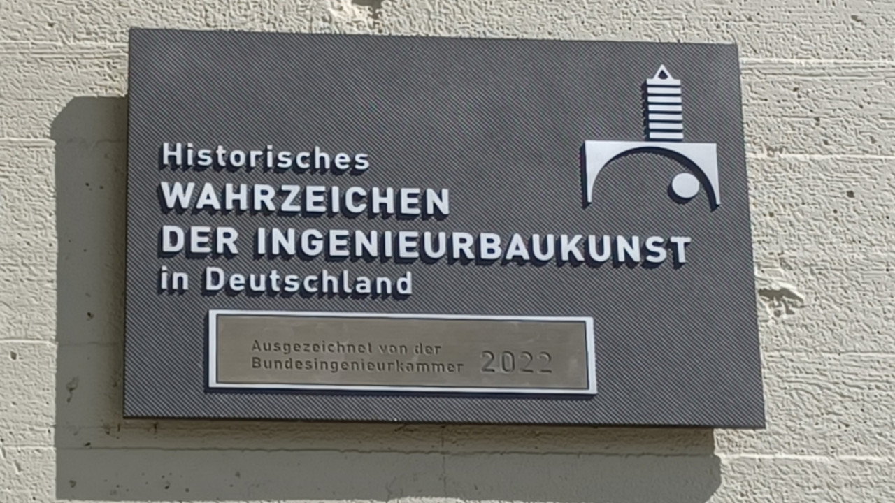 Plakette zur Auszeichnung als "Historisches Wahrzeichen der Ingenieurbaukunst in Deutschland", 2022 © Henriette von Preuschen, Landesamt für Denkmalpflege Hessen