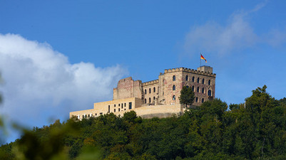 Hambacher Schloss auf einem Hügel