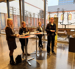 von rechts nach links: Staatssekretärin Simone Schneider, Dr. Heike Otto, Generaldirektorin der GDKE, Bettina Hünerfauth, kommissarische Leiterin der Außenstelle der Landesarchäologie in Speyer und Museumsdirektorin Dr. Birgit Heide. Foto: GDKE/Bonewitz 