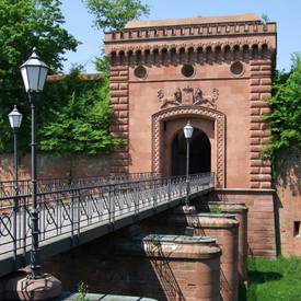 Historische Brücke mit großem Torbogen am Ende der Brücke in Germersheim
