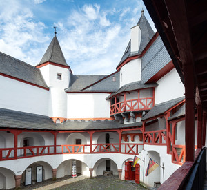 Mehrstöckiger Innenhof einer Burg
