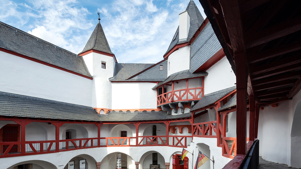 Mehrstöckiger Innenhof einer Burg