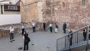 Gruppe vpn Personen erhält eine Erläuterung der Baugeschichte der Synagoge in Speyer im Rahmen der Technical Evaluation Mission