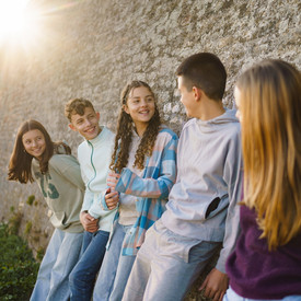 Gruppe von fröhlichen Jugendlichen, die sich unterhalten