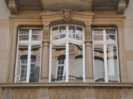 Ausschnitt von drei historischen Fenstern