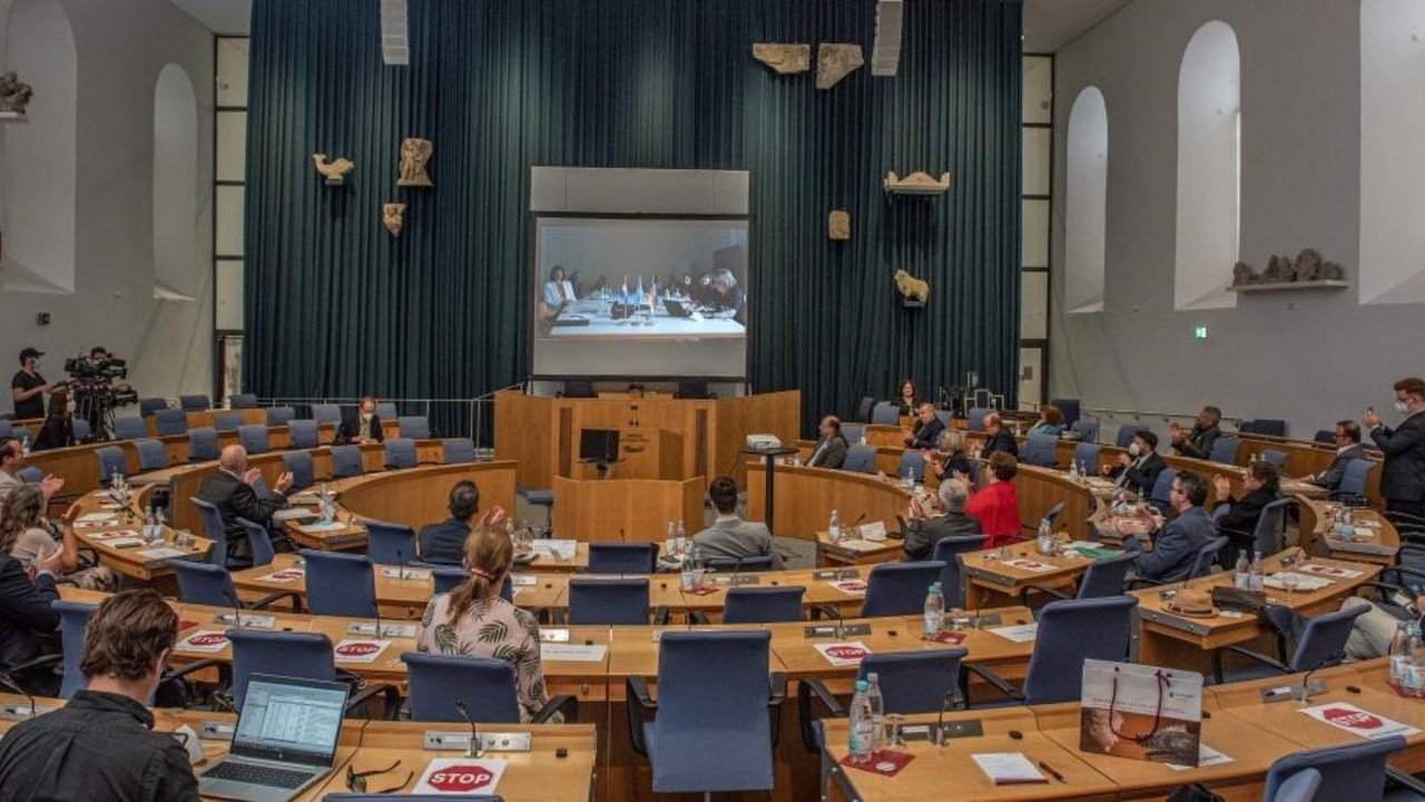 Live-Übertragung der Entscheidung des UNESCO-Welterbekomitee im Plenarsaal im Landesmuseum Mainz © IEK, Foto: Steffen Fuchs 