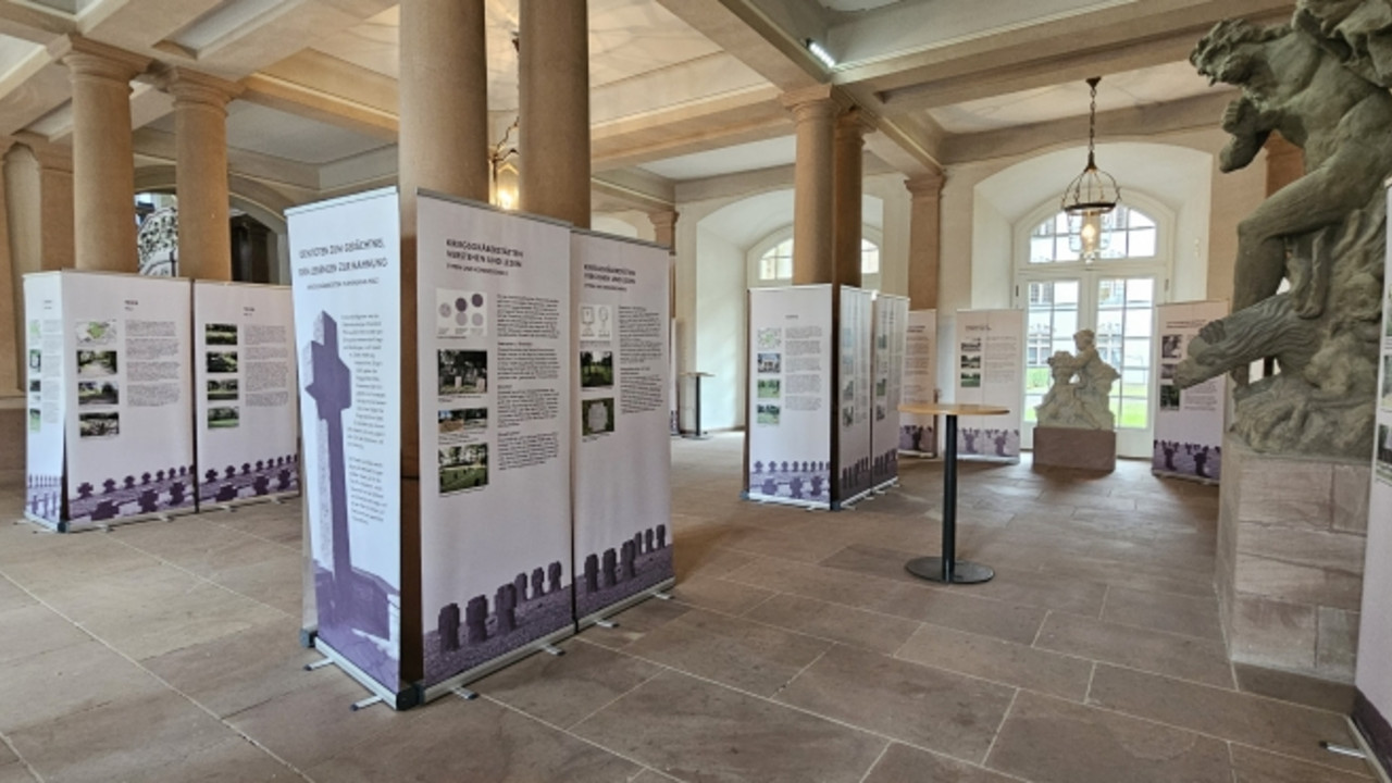 Blick in die Ausstellung im Kurfürstlichen Palais (Säulenhalle) in Trier. Fotografin: GDKE / Katharina Kreuzarek