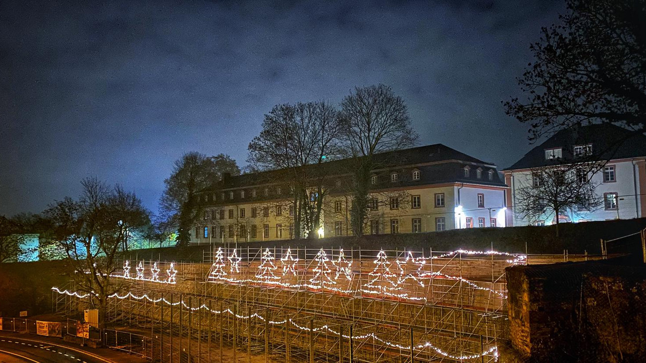 Mainz, Zitadelle, Gerüst mit weihnachtlichter Beleuchtung © Florian Völkel, Mainz