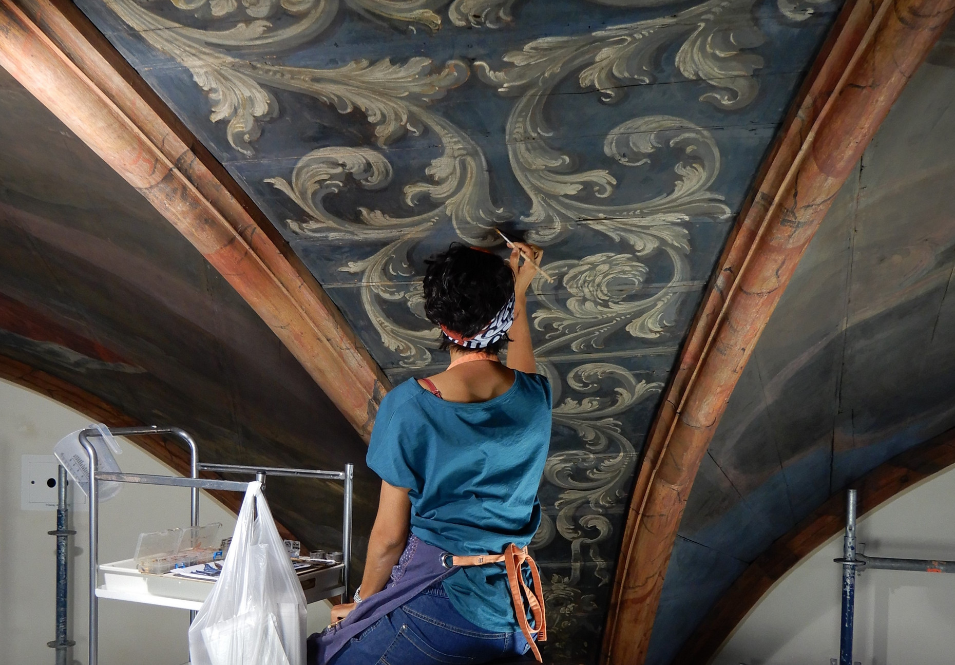 Eine Frau restauriert die Decke der Dreifaltigkeitskirche Speyer 