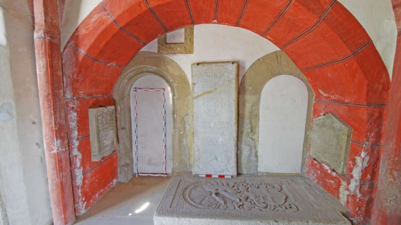 Der Innenraum mit der romanischen Priesterpforte rechts und der jüngeren Pforte links © Marco Heeg, GDKE, Landesdenkmalpflege