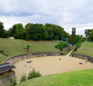 Amphitheater Trier Runder Platz mit grasbewachsene Hängen