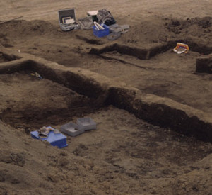 Ausgrabung und Dokumentation der Reste eines jungsteinzeitlichen Hauses während der laufenden Bimsabbaus in Mülheim-Kärlich