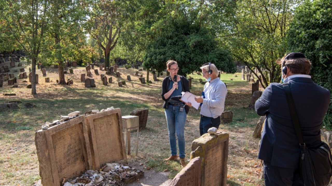 Erläuterung von Reinigungs- und Restaurierungsmaßnahmen während der der Begehung des Alten jüdischen Friedhofs Worms © GDKE, Steffen Fuchs
