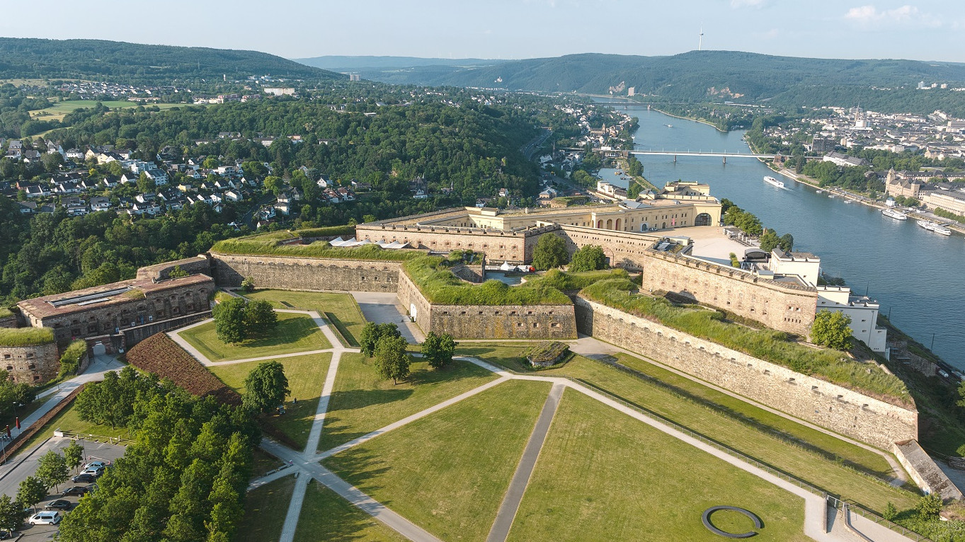 Luftbild einer Festungsanlage, Fluss und Stadt im Hintergrund