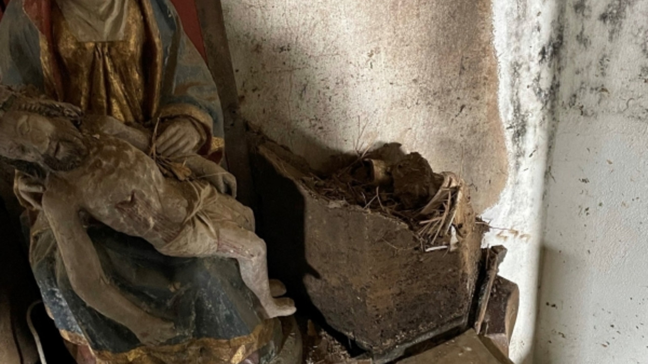 Schlammreste hinter der abgebauten Altarrückwand © Andrea Ollendorf, Köln